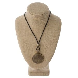 Gold pendant necklace